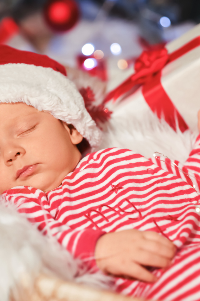 Спящий младенец в новогоднем костюме