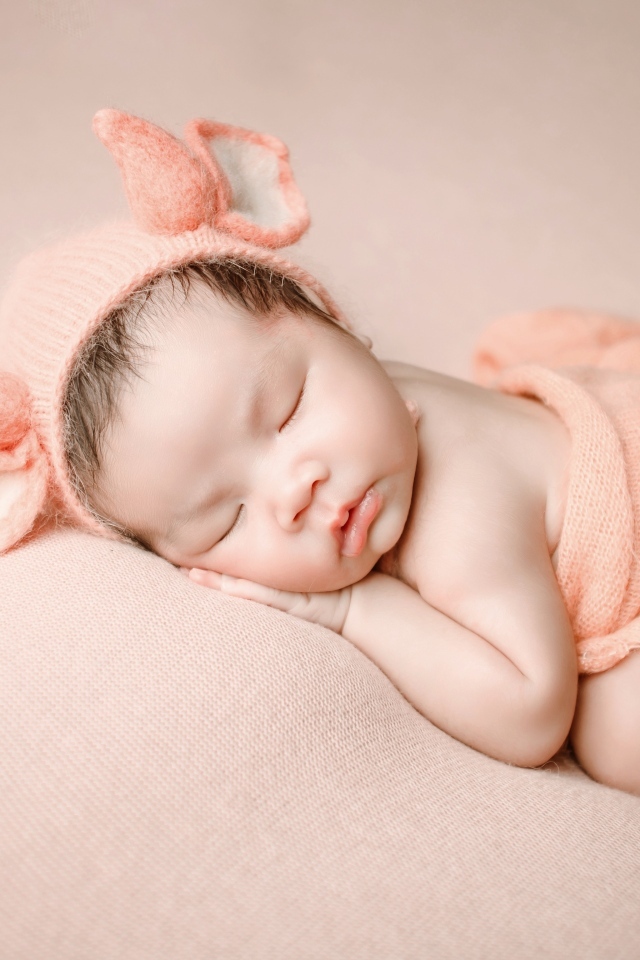 Спящий ребенок в милом костюме
