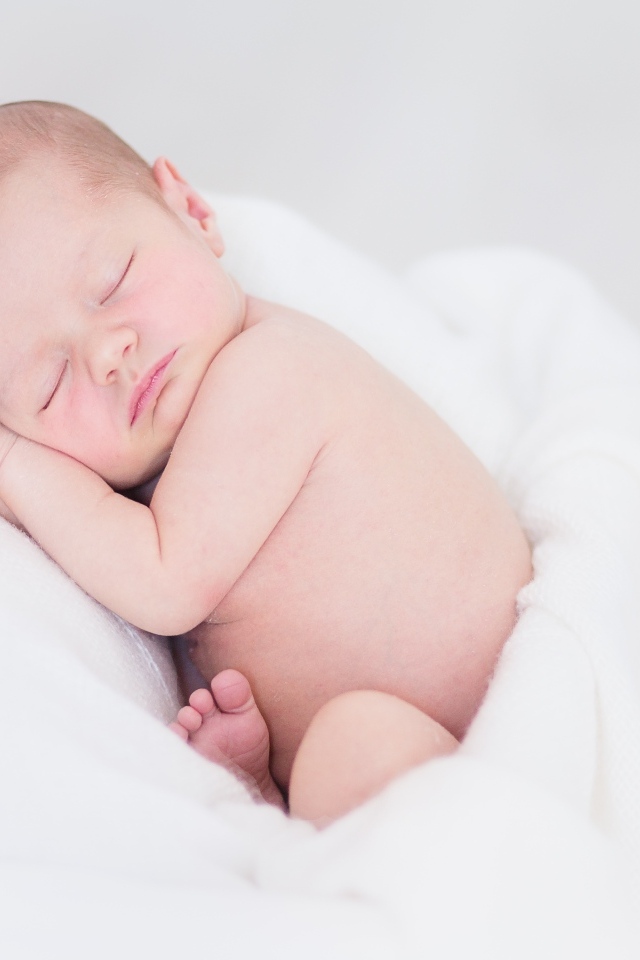 Спящий ребенок в белом полотенце