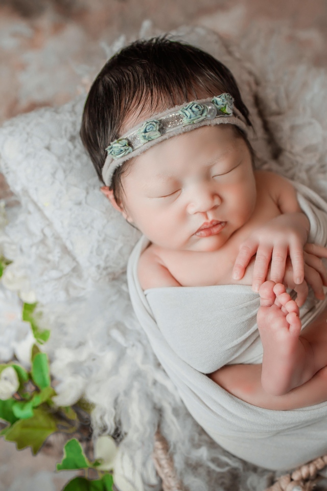 Спящий младенец в простыни 