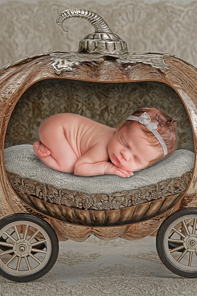 Спящий ребенок в игрушечной карете