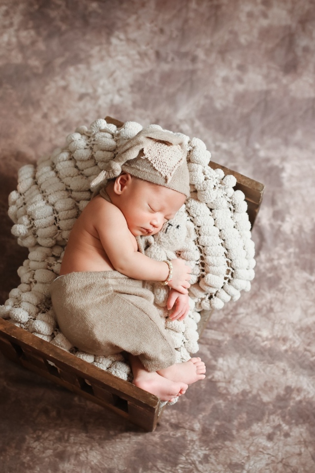 Спящий новорожденный ребенок в кроватке 