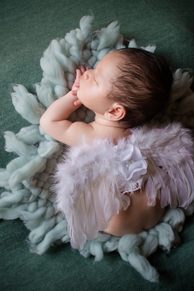 Спящий новорожденный малыш с крыльями ангела 