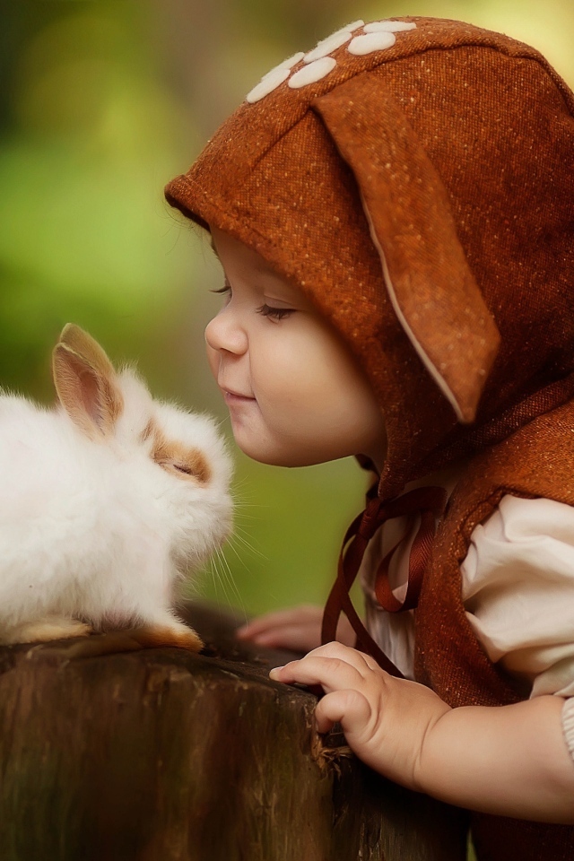 Маленький ребенок с декоративным кроликом