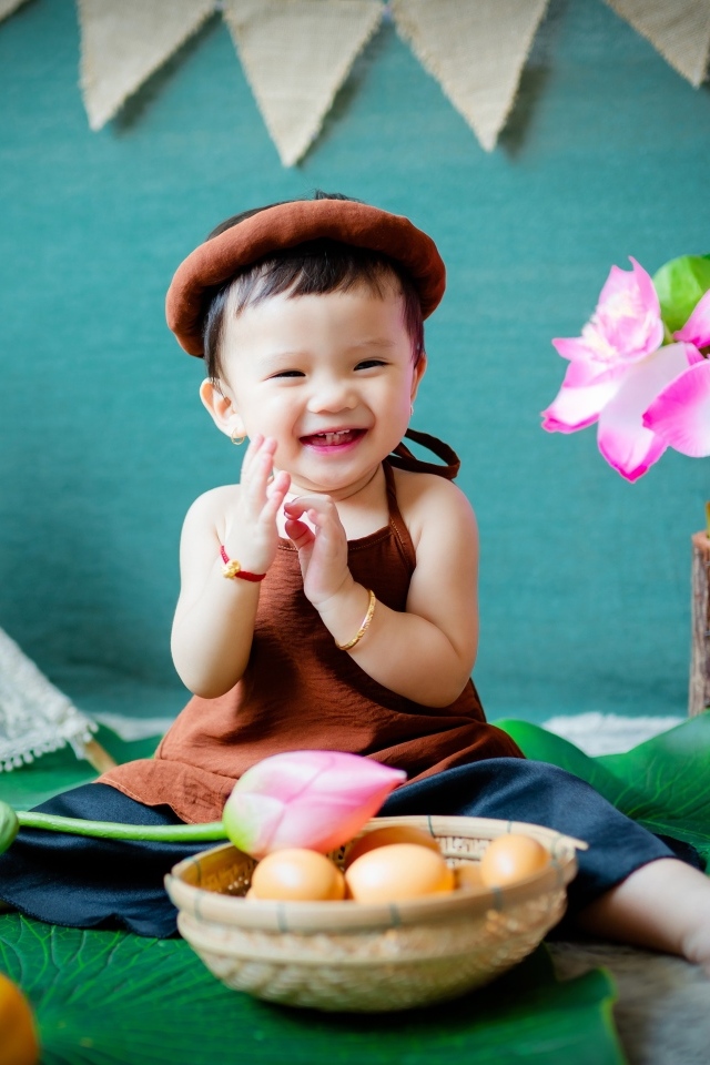 Улыбающийся мальчик с цветами 