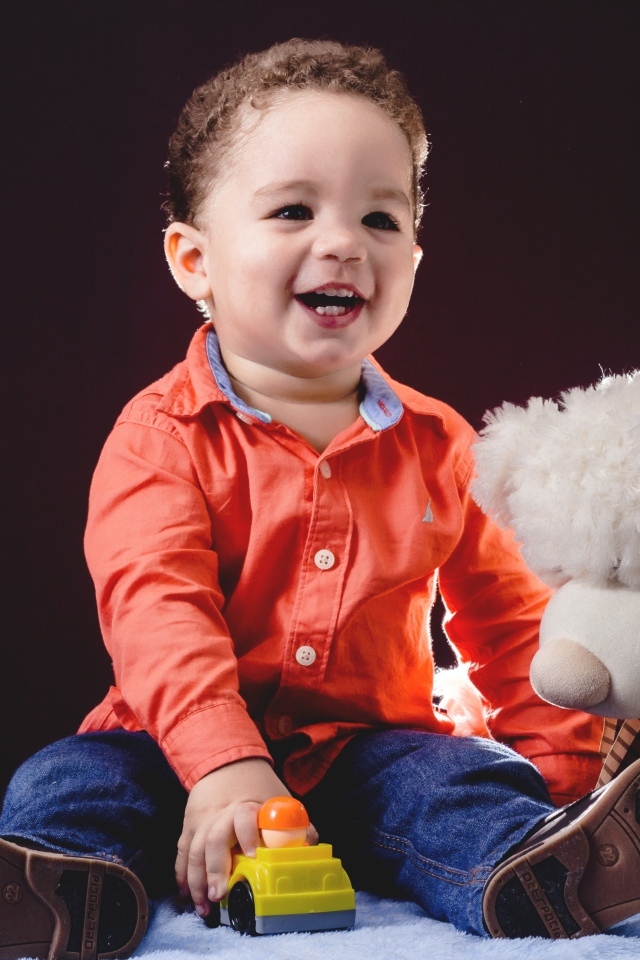 Улыбающийся мальчик с игрушечным медведем