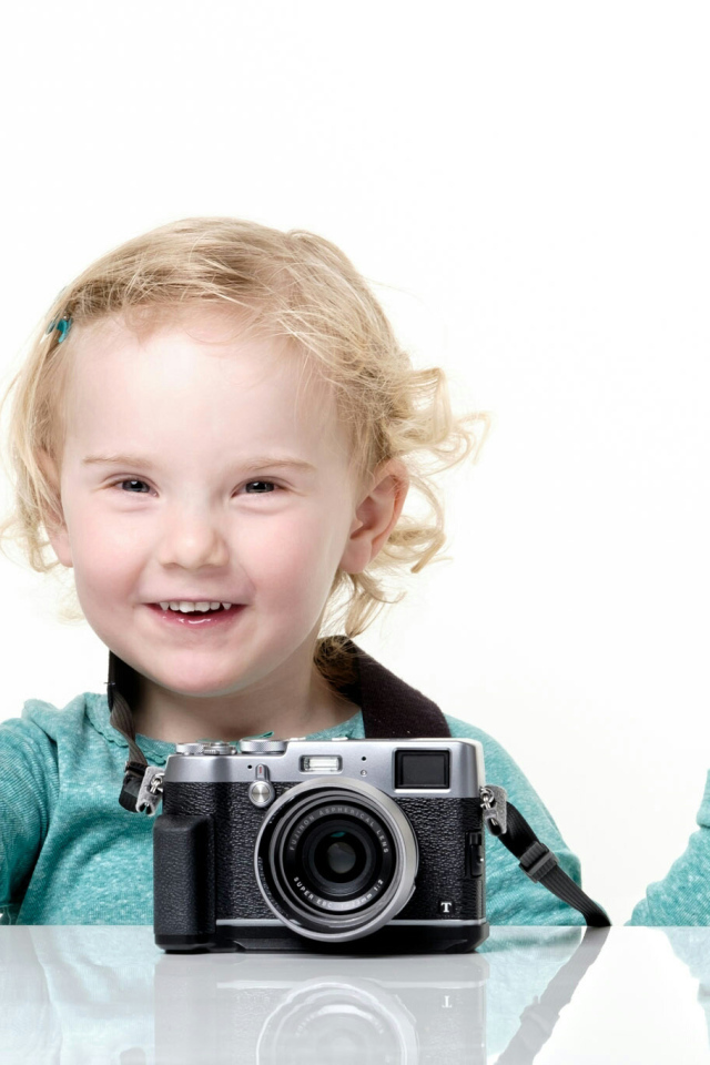 Улыбающаяся девочка с фотоаппаратом 