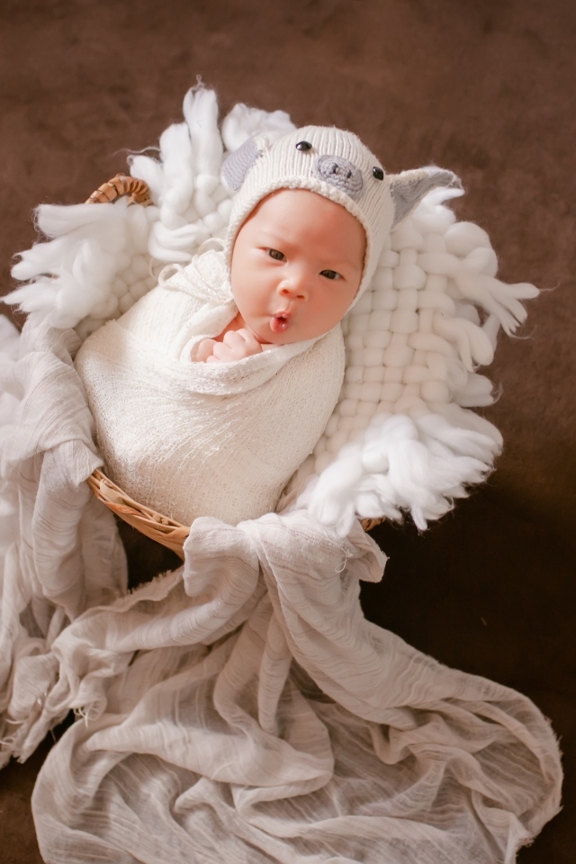 Удивленный новорожденный малыш 