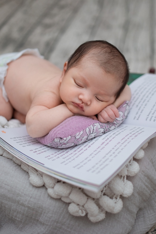 Сладкий сон малыша с книгой