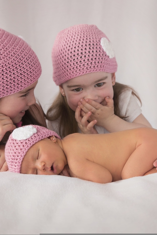 Три маленькие девочки в вязаных шапках