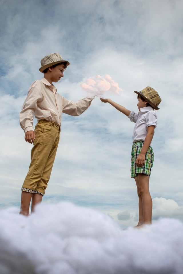 Два мальчика стоят на белом облаке