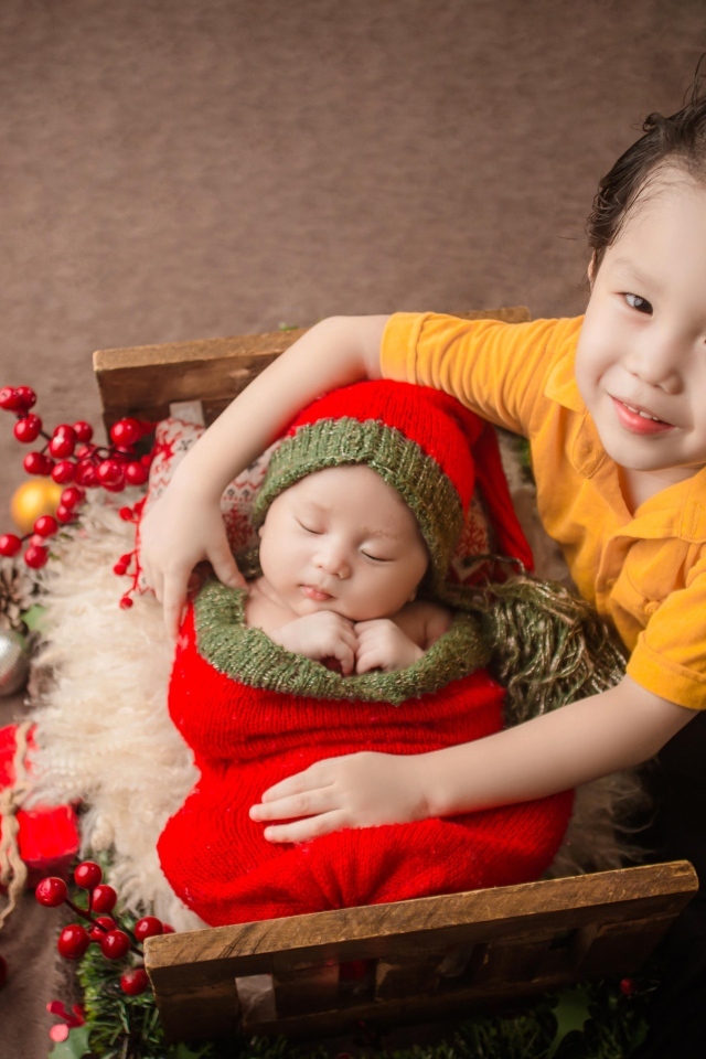 Два маленьких брата на фотосессии