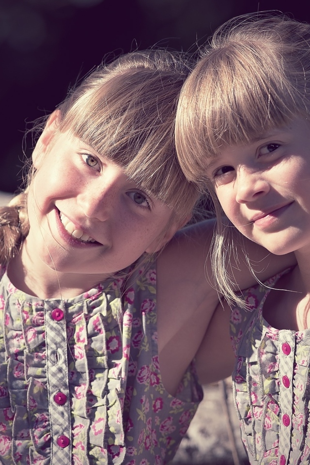 Две маленькие девочки сестры