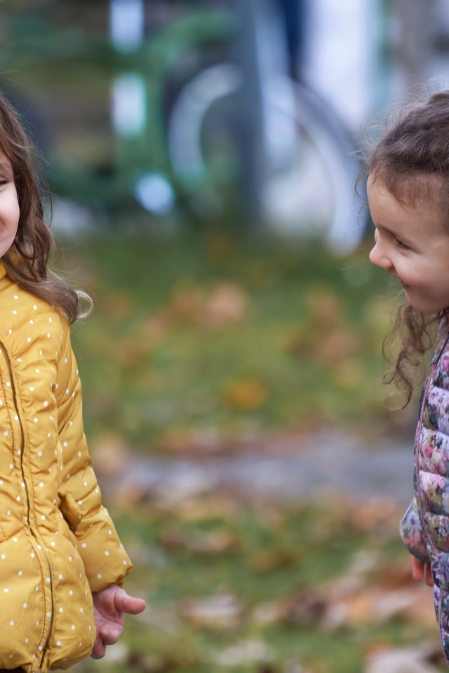 Две маленькие улыбающиеся девочки