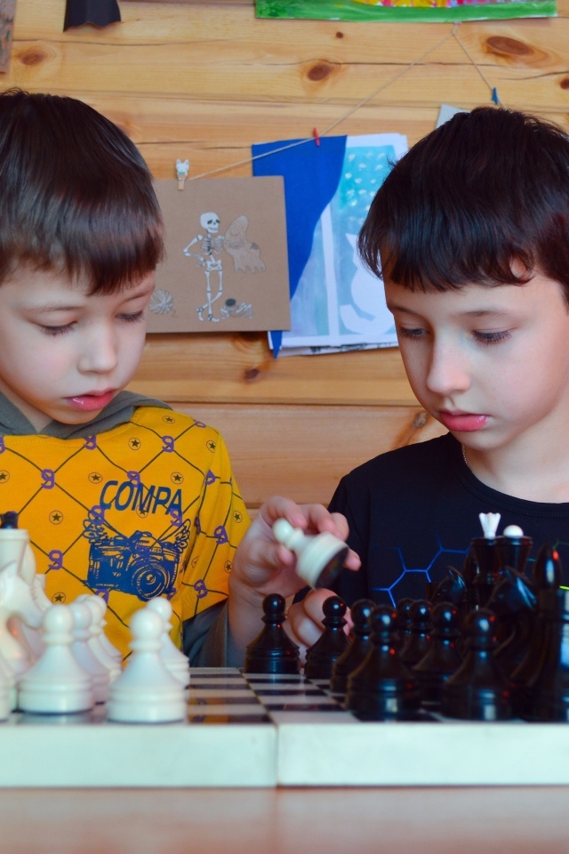 Два школьника играют в шахматы