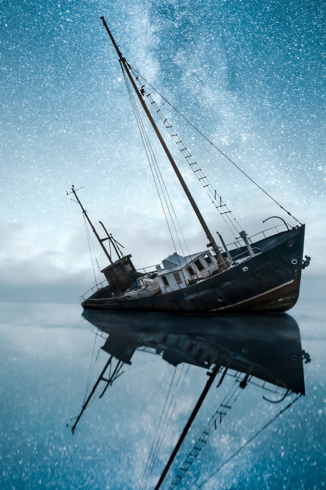 Затонувшая лодка в воде под красивым небом