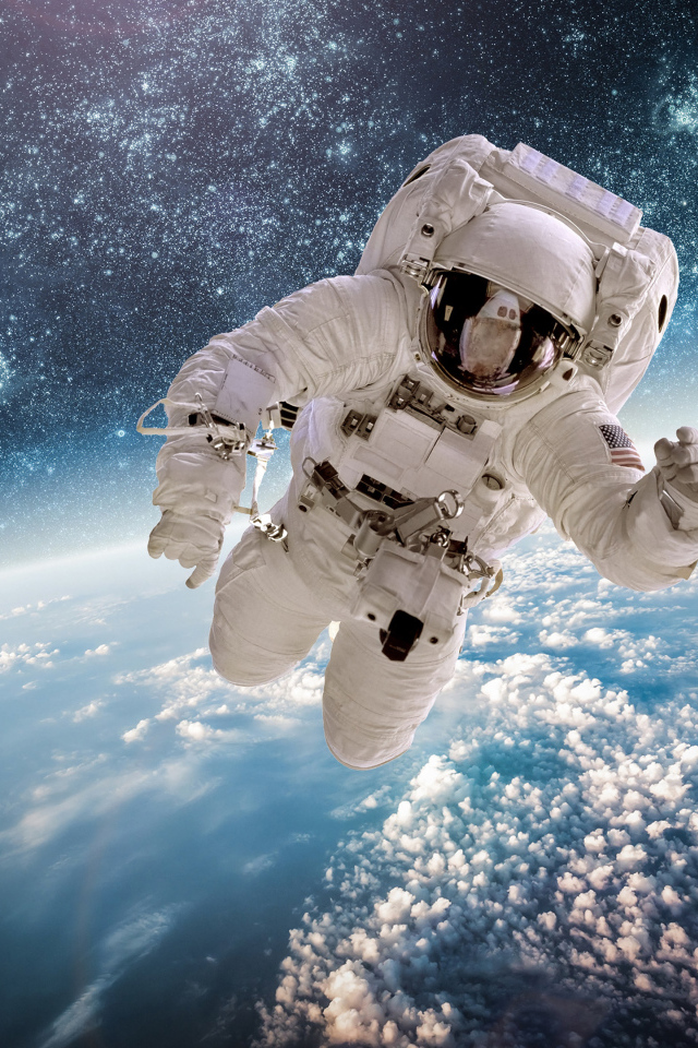 Астронавт летит над планетой земля в космосе