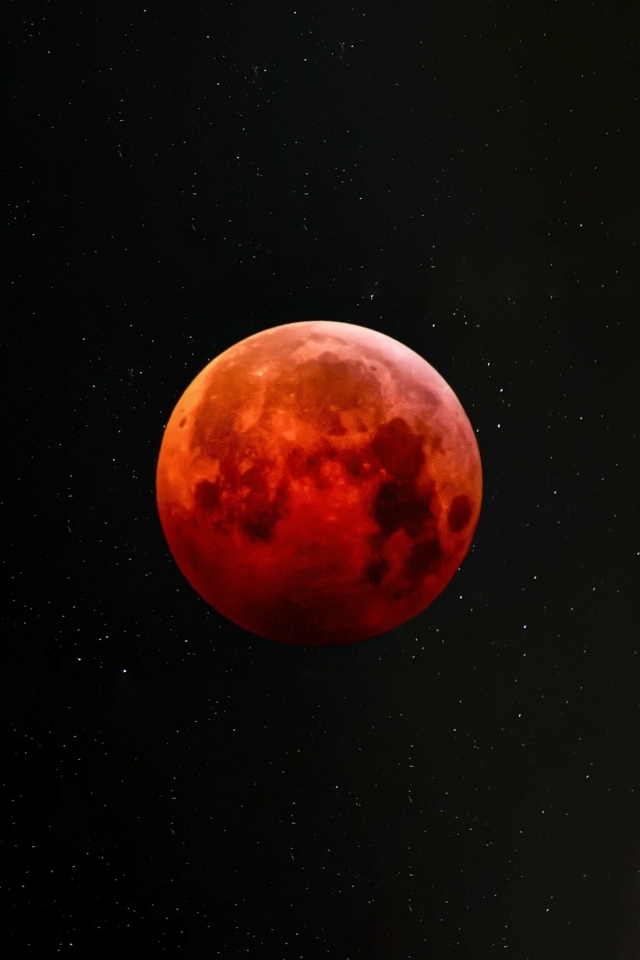 Большая красная луна в звездном небе