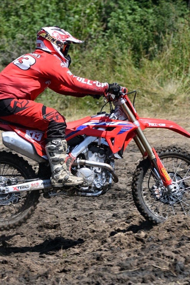 Мужчина на мотоцикле едет по бездорожью