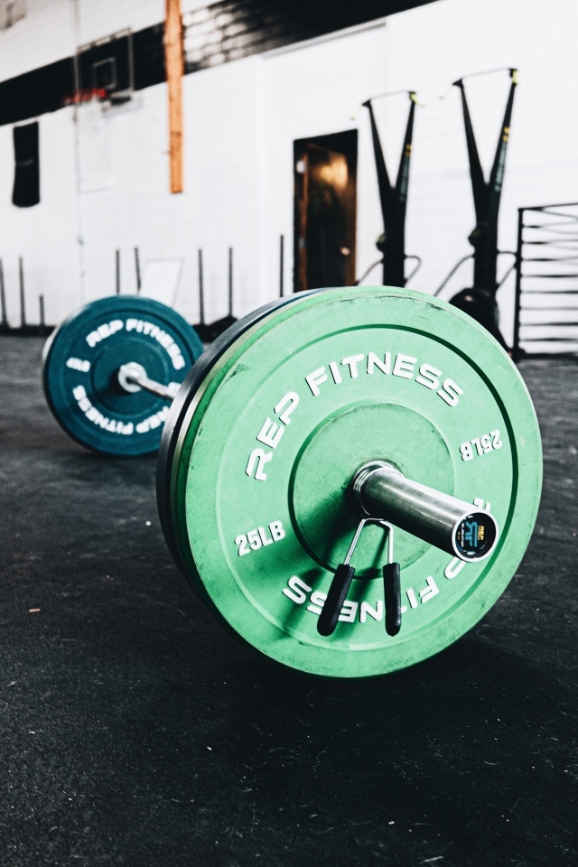 Большая тяжелая штанга в спортзале