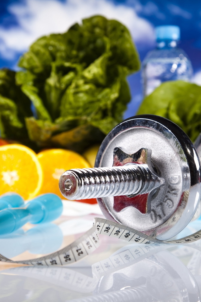 Гантели с фруктами и сантиметром