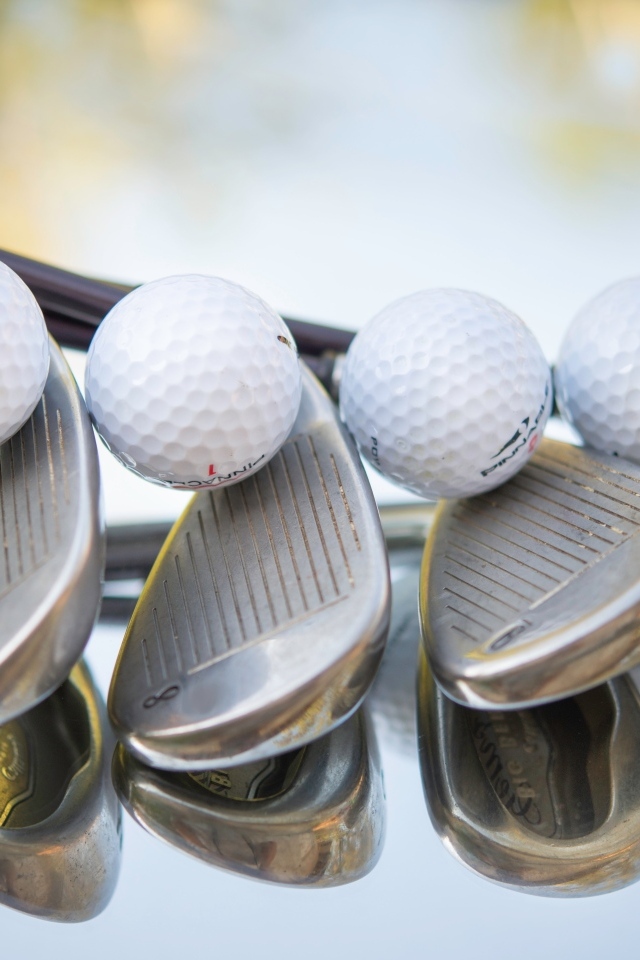 Клюшки и мячи для игры в гольф