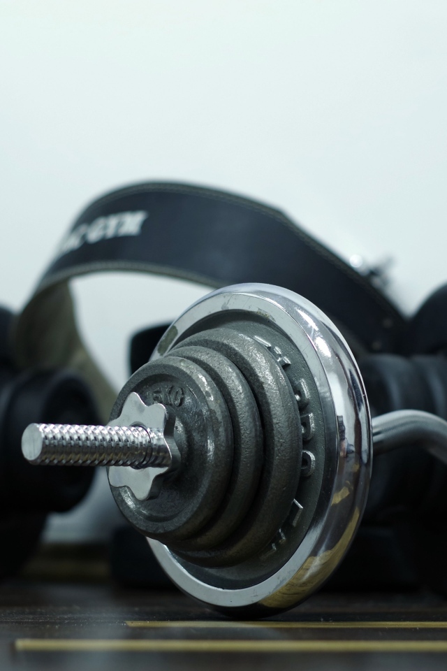 Тяжелые гантели для занятий спортом