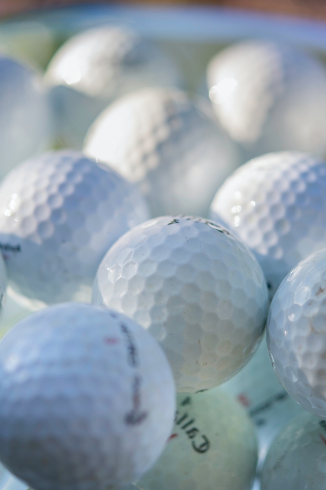 Много белых теннисных мячей