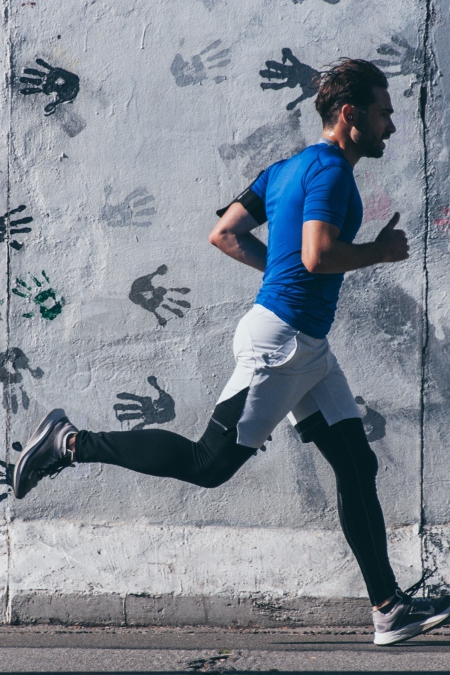 Мужчина спортсмен занимается бегом