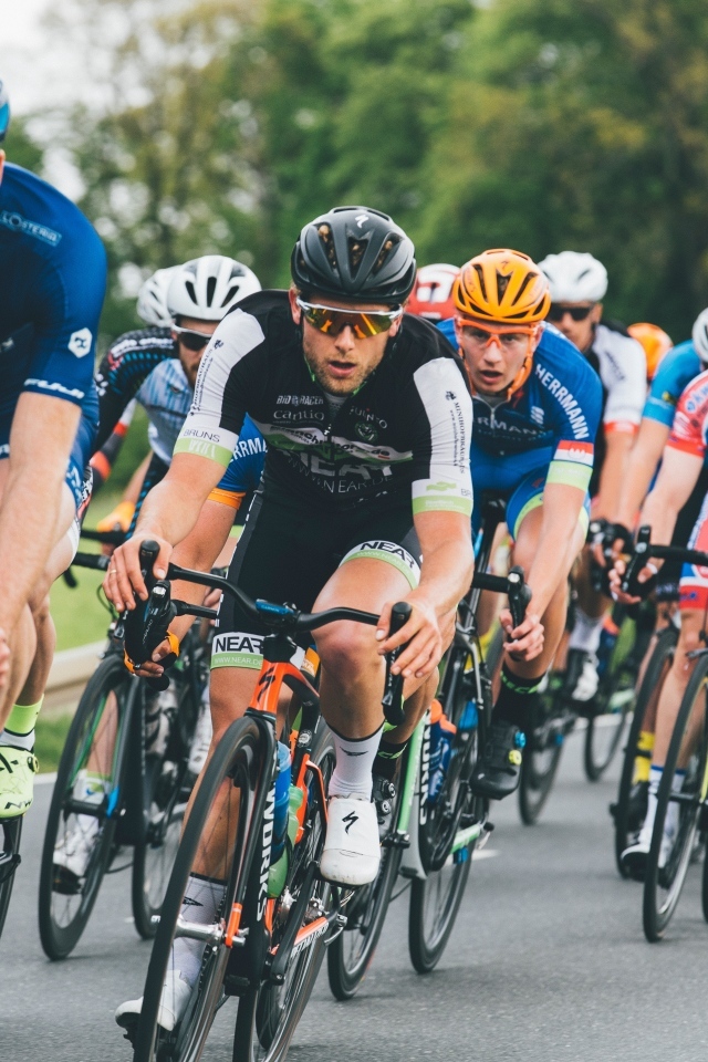 Мужчины велосипедисты на соревнованиях