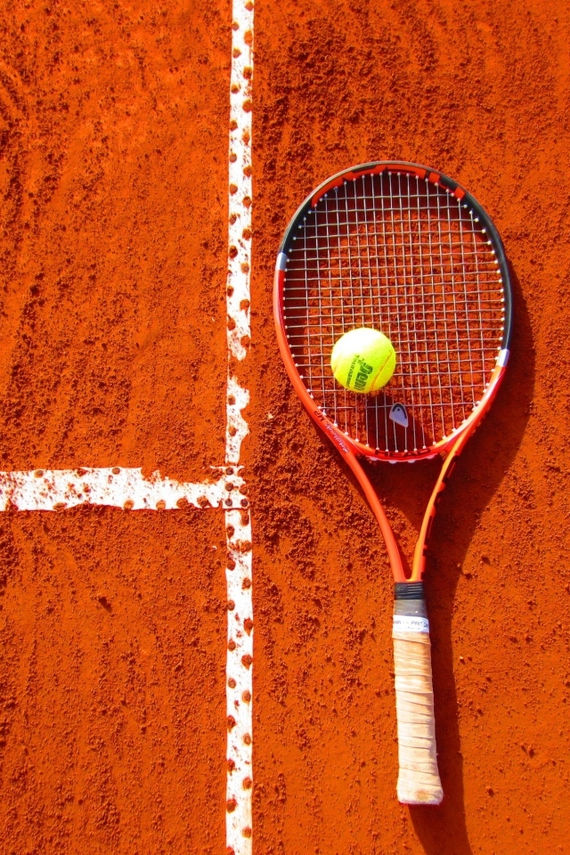 Ракетка и мяч на теннисном корте