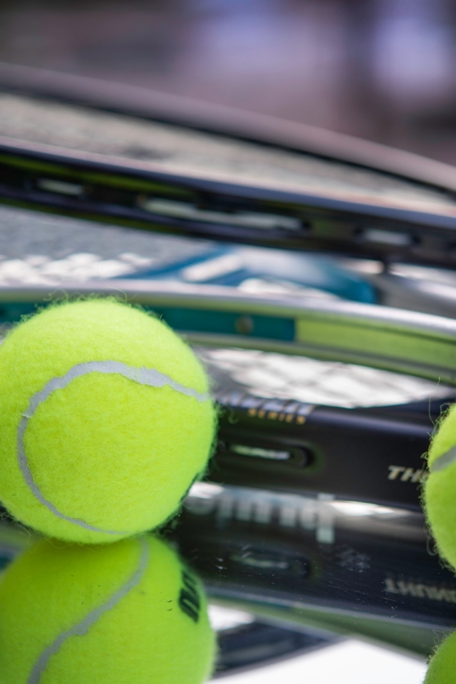 Три теннисных мячика с ракетками