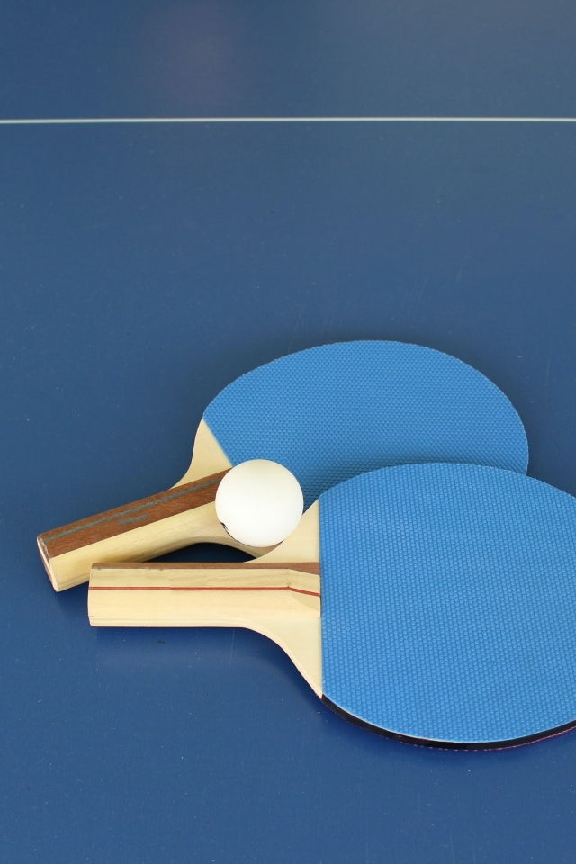 Две ракетки и мяч для настольного тенниса
