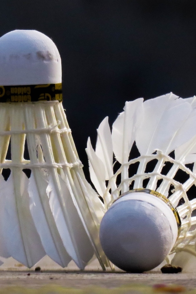 Два белых воланчика для игры в бадминтон