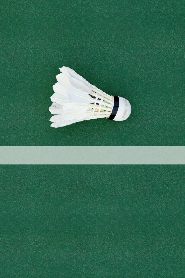 Белый воланчик для игры в бадминтон