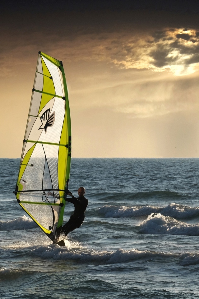 Занятие виндсерфингом в море