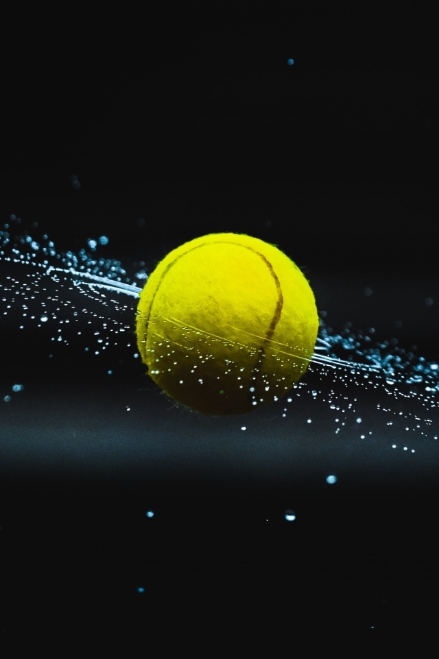 Желтый теннисный мяч летит в воздухе