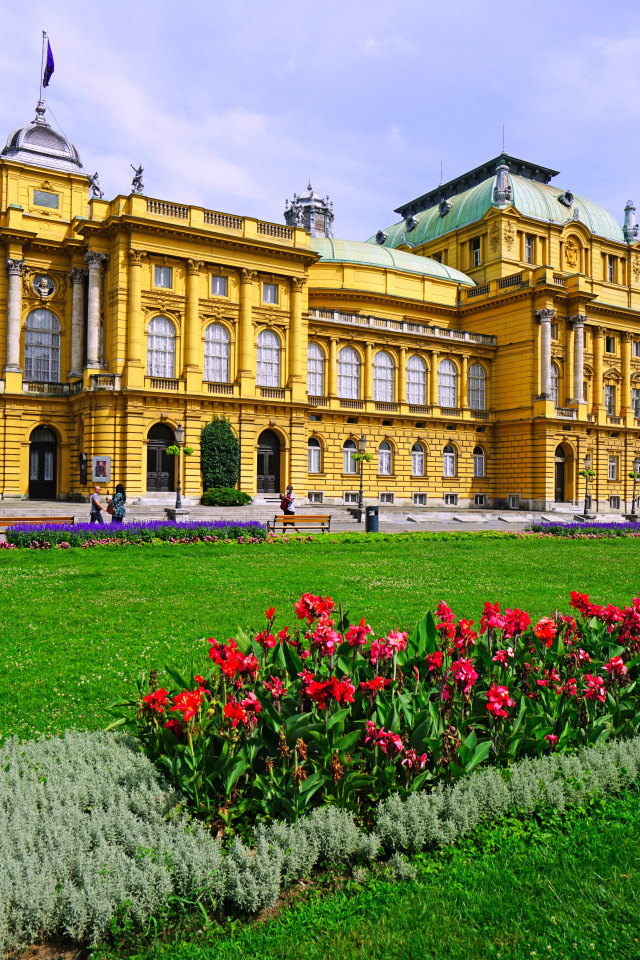 Красивый Хорватский национальный театр