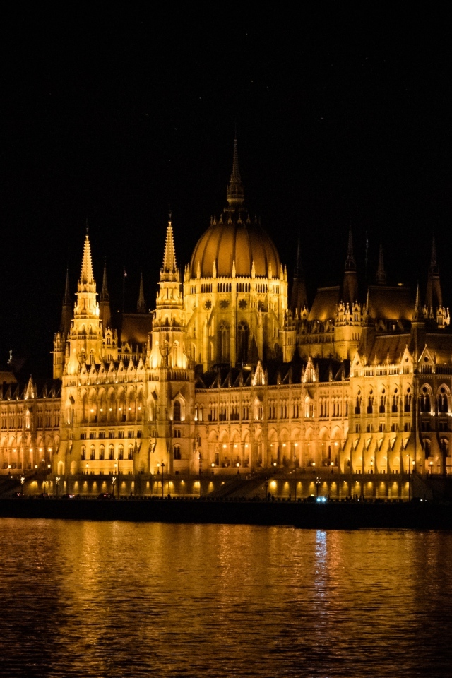 Красивое здание Венгерского парламента ночью