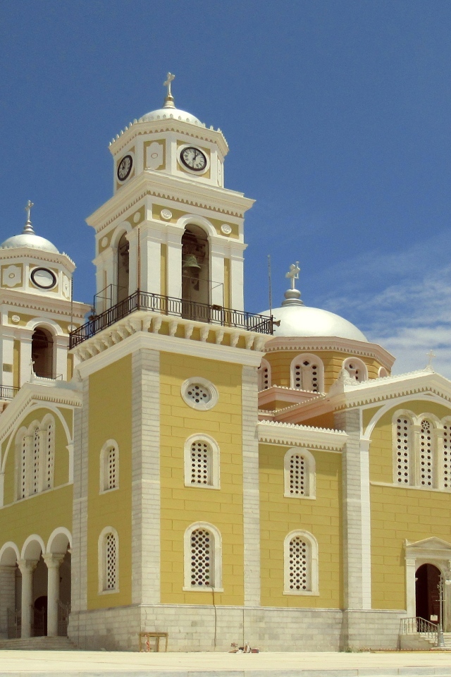 Красивое здание церкви под голубым небом