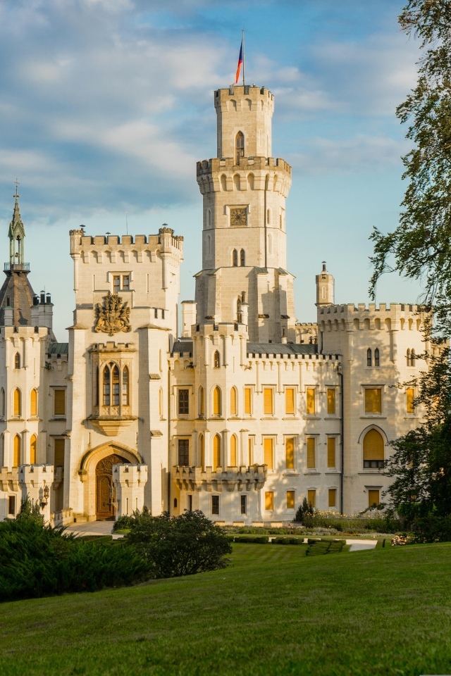 Большой красивый старинный замок 