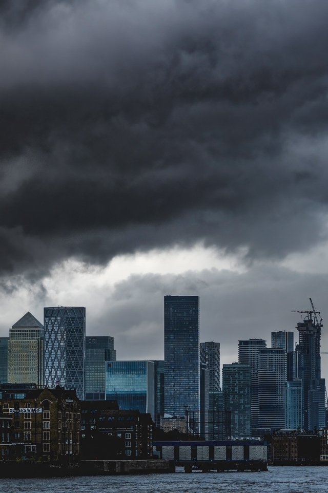 Черные облака над небоскребами города