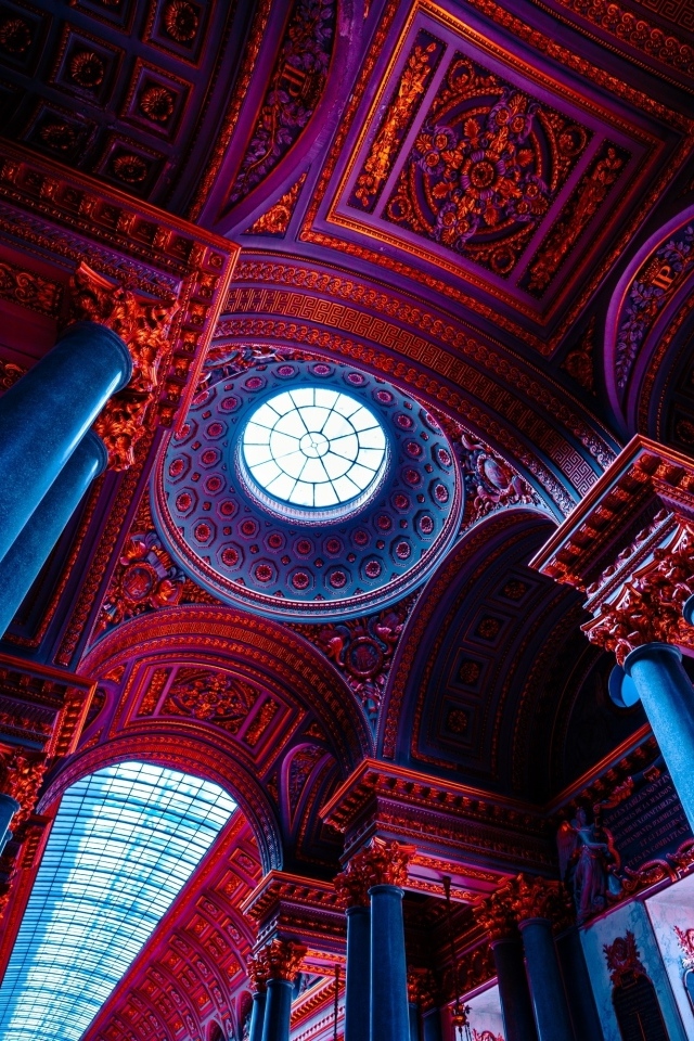 Колонны и красивый потолок храма