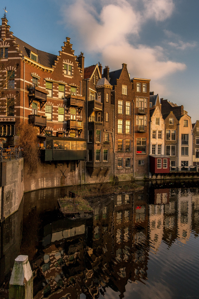 Дома стоят у водного канала, Роттердам, Голландия