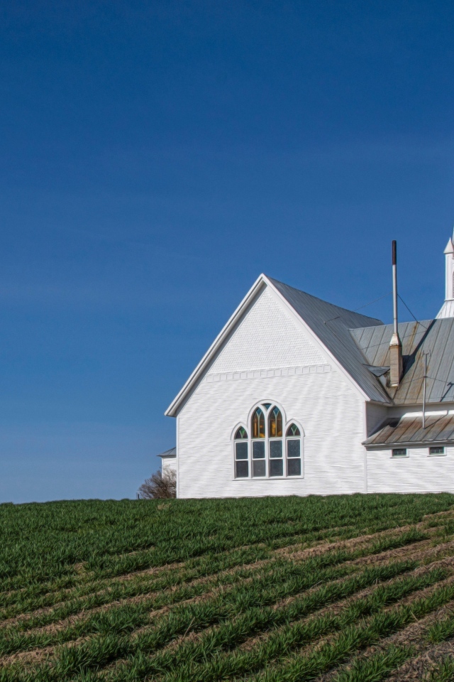 Маленькая старая церковь под голубым небом