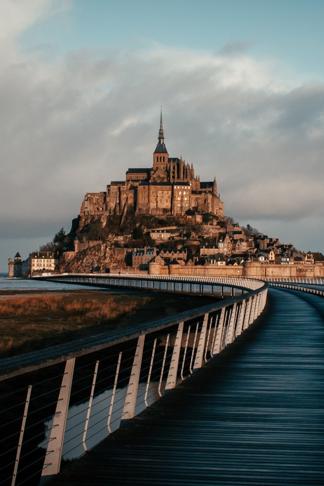 Замок Мон Сен Мишель в море 