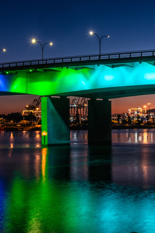 Мосты-близнецы Квинсуэй с красивой подсветкой ночью