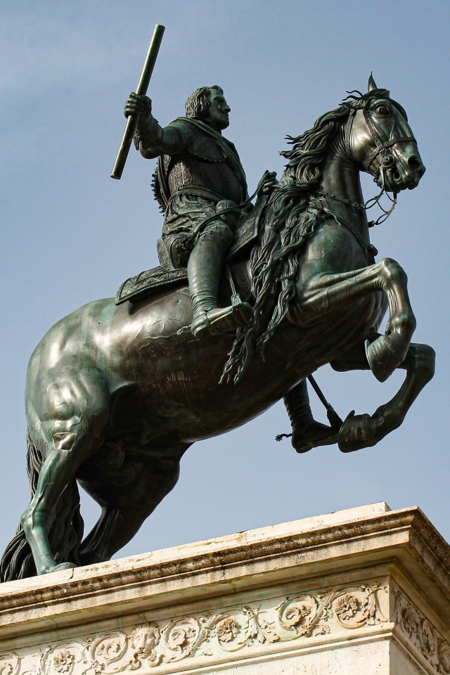 Статуя всадник на коне крупным планом