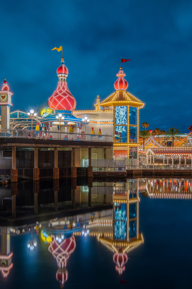 Красивая территория парка Пиксар Пир