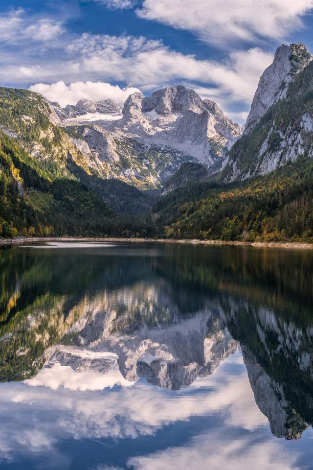 Красивая горная природа и чистое озеро, Австрия